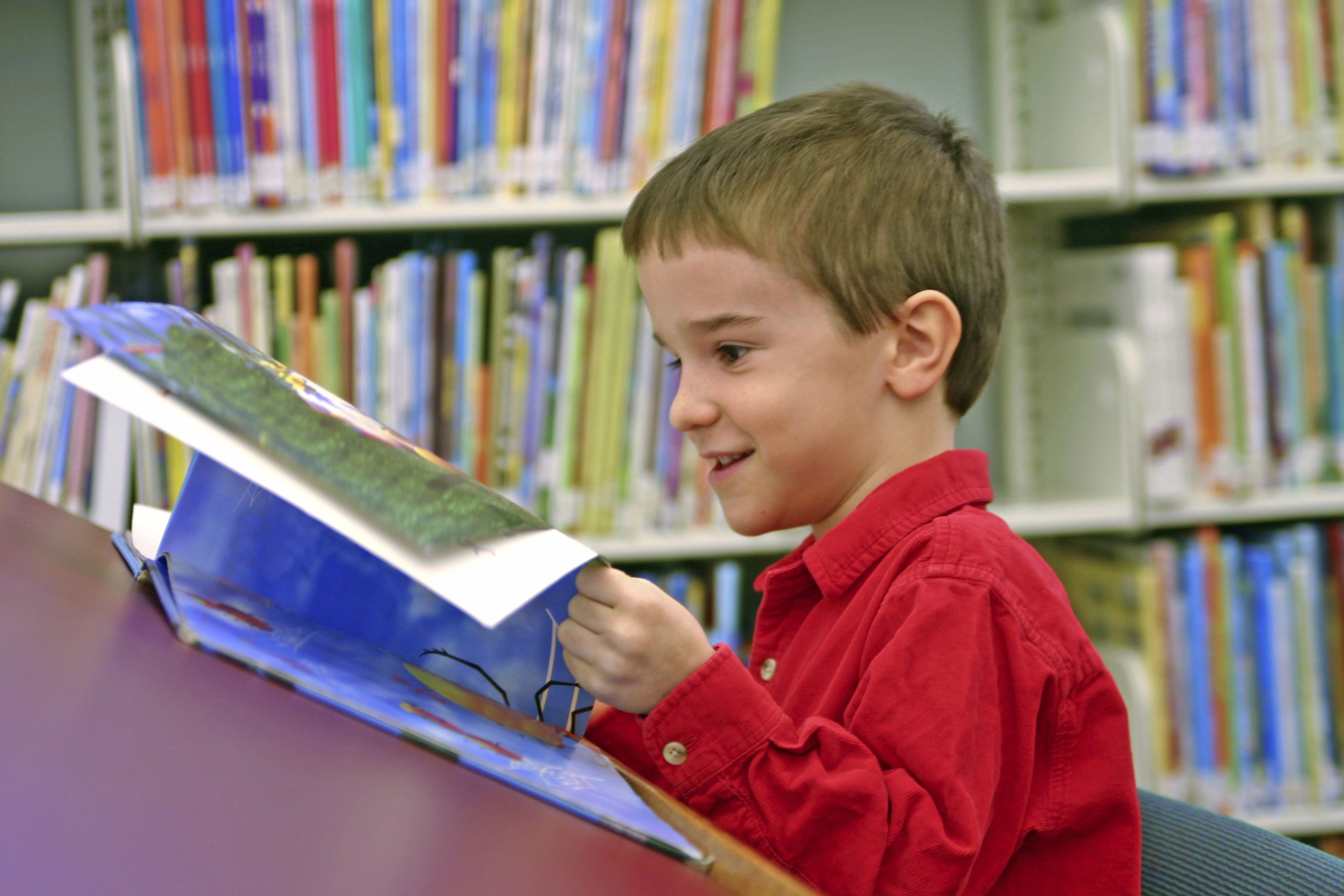 Читать ученик 11. Дети в библиотеке. Книжки для детей. Школьник с книгой. Школьники с книжками.