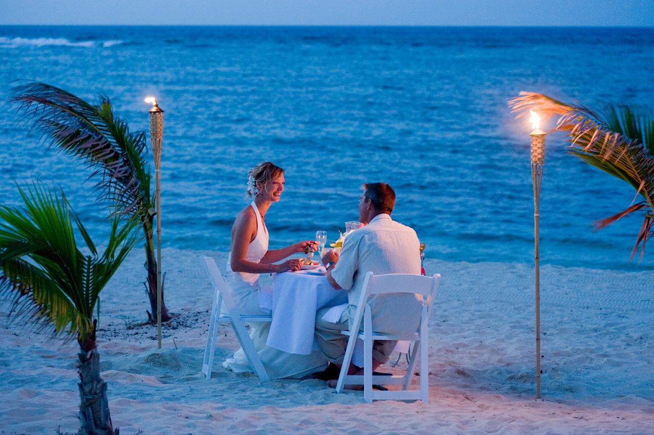 Мальдивы на неделю на двоих. Романтический вечер. Романтический ужин на море. Романтический вечер на берегу моря. Влюбленные на море.
