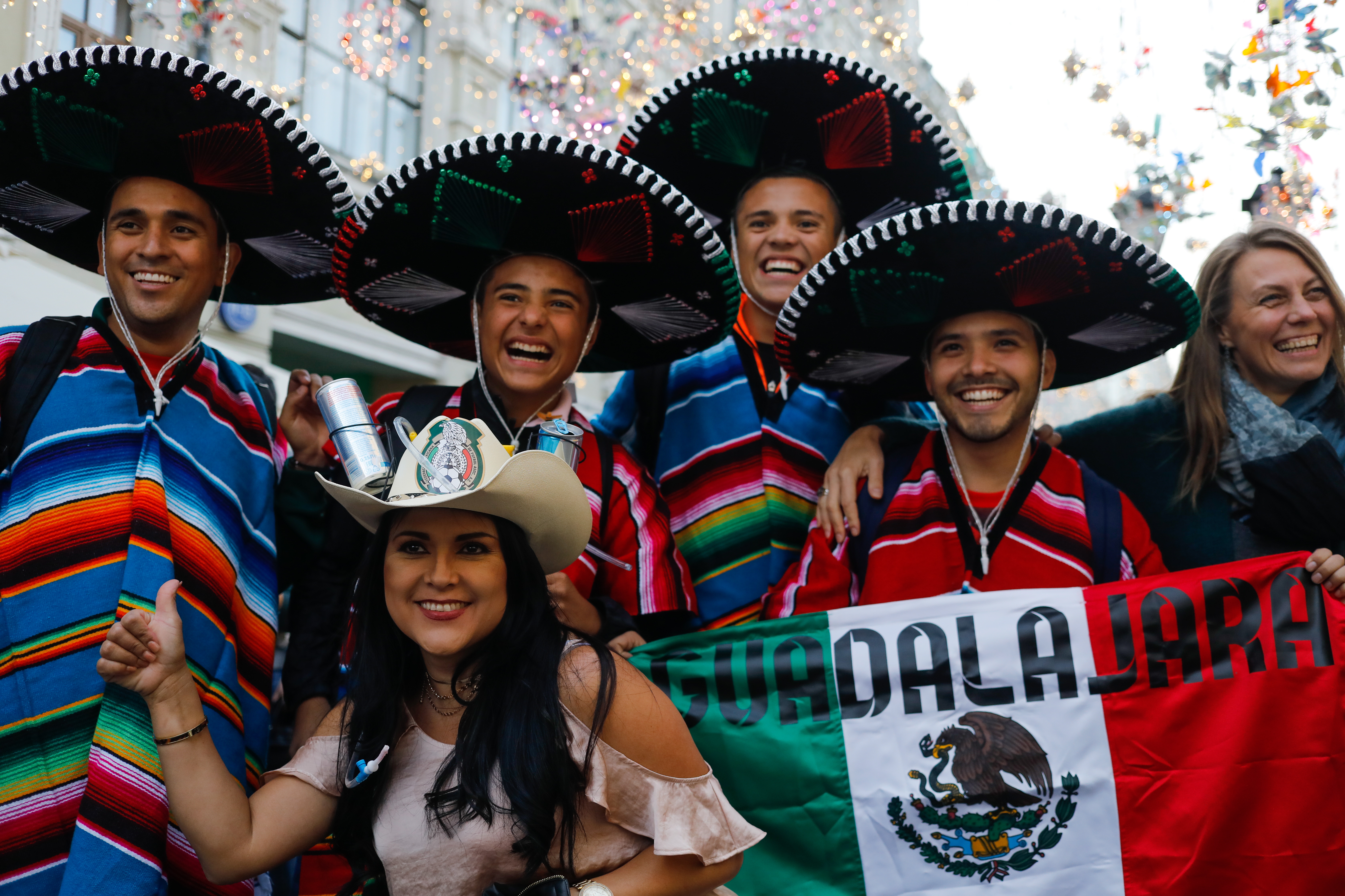 Большая часть населения мексики говорит. Мексика карнавал в Сомбреро. Современные Мексиканцы. Жители Мексики. Мексиканец человек.