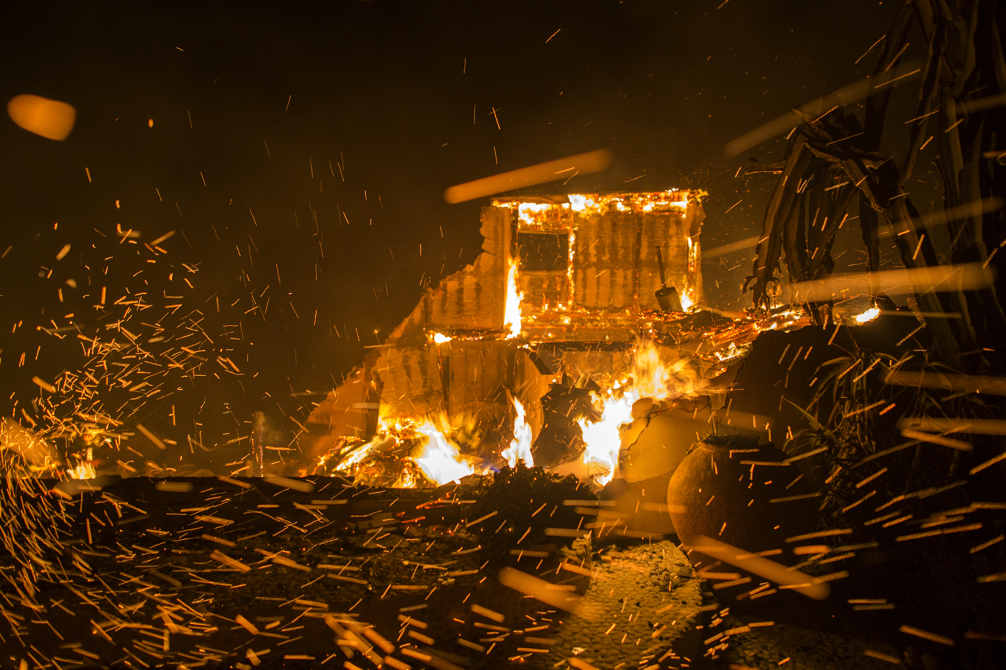 Many houses during the great fire. Wildfire Fatal Force. Campfire. Burn House.