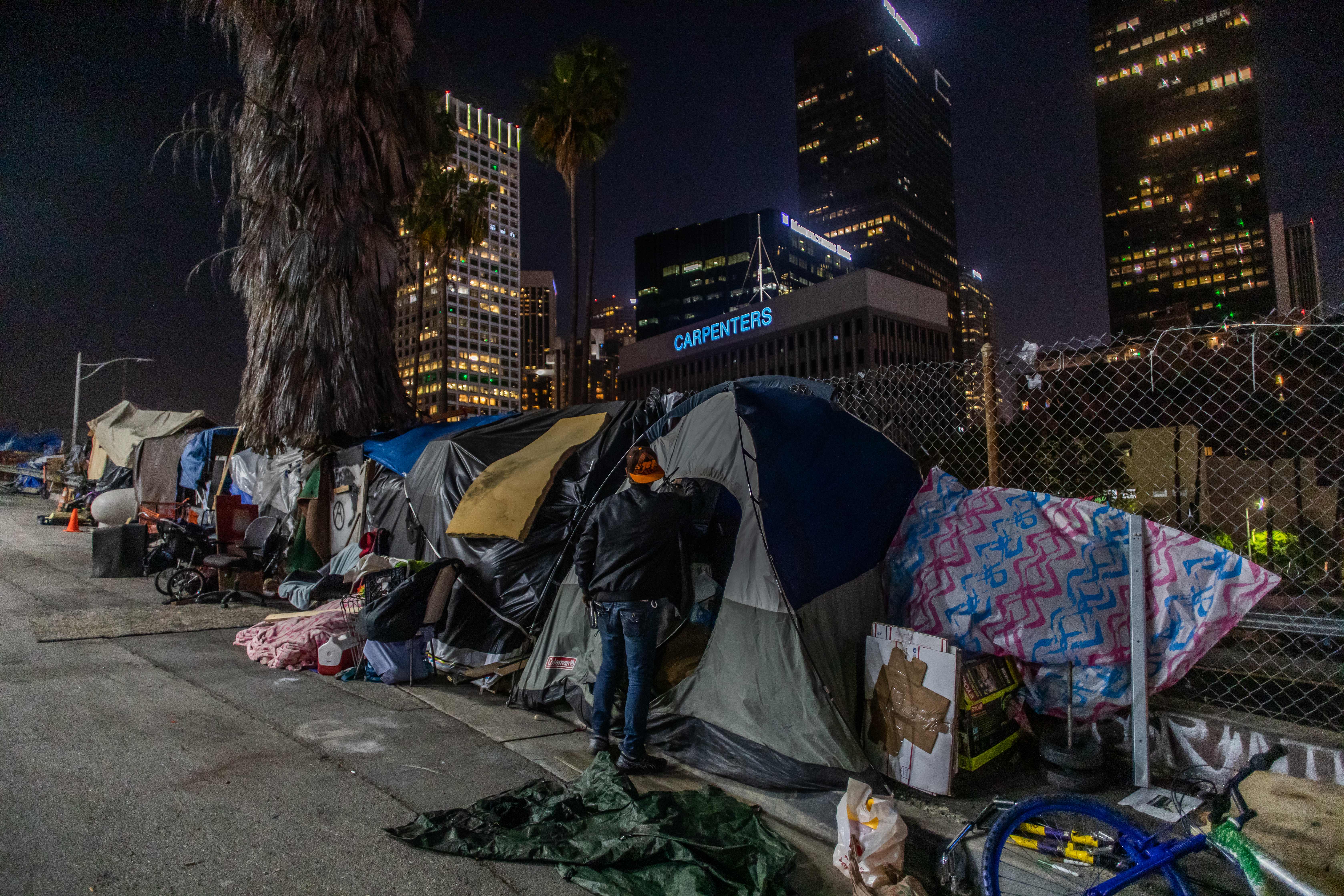 Лос анджелес бомжи. Лос Анджелес бомжи палатки. Даунтаун Лос Анджелес бомжи. Лос Анджелес трущобы. Лос Анджелес палатки бездомных.