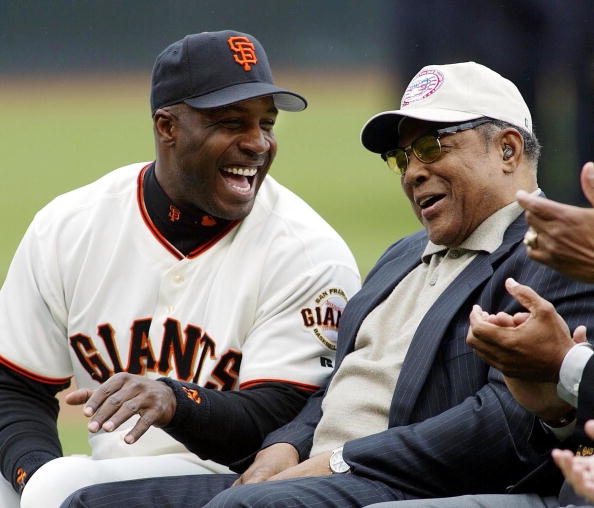 San Francisco Giants slugger Barry Bonds (L) laugh