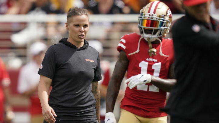 49ers assistant coach Katie Sowers breaking NFL barriers - Los Angeles Times