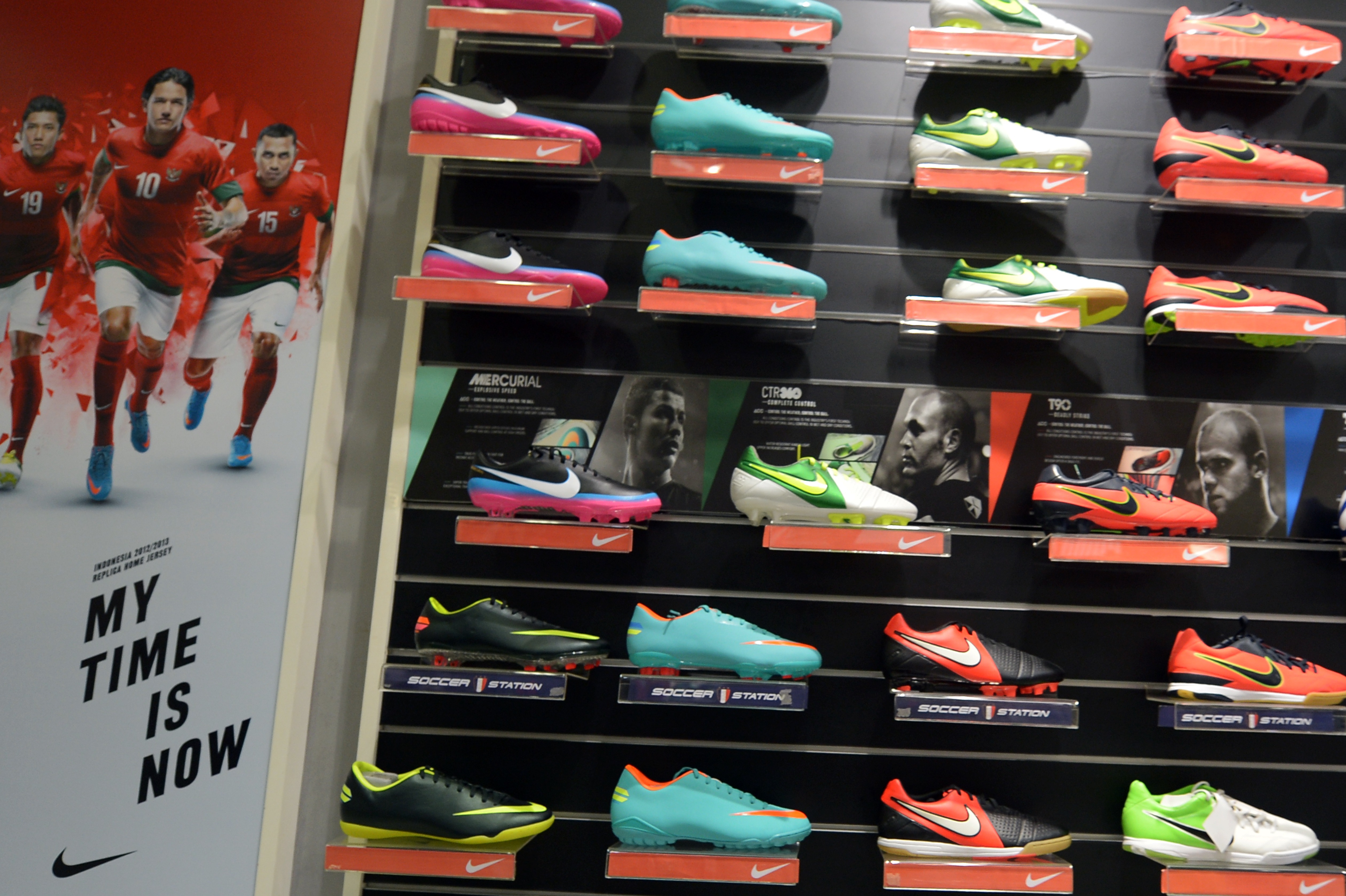 Новый магазин кроссовок. Nike магазин. Магазин кроссовок. Название магазина кроссовок. Магазины найк адидас.