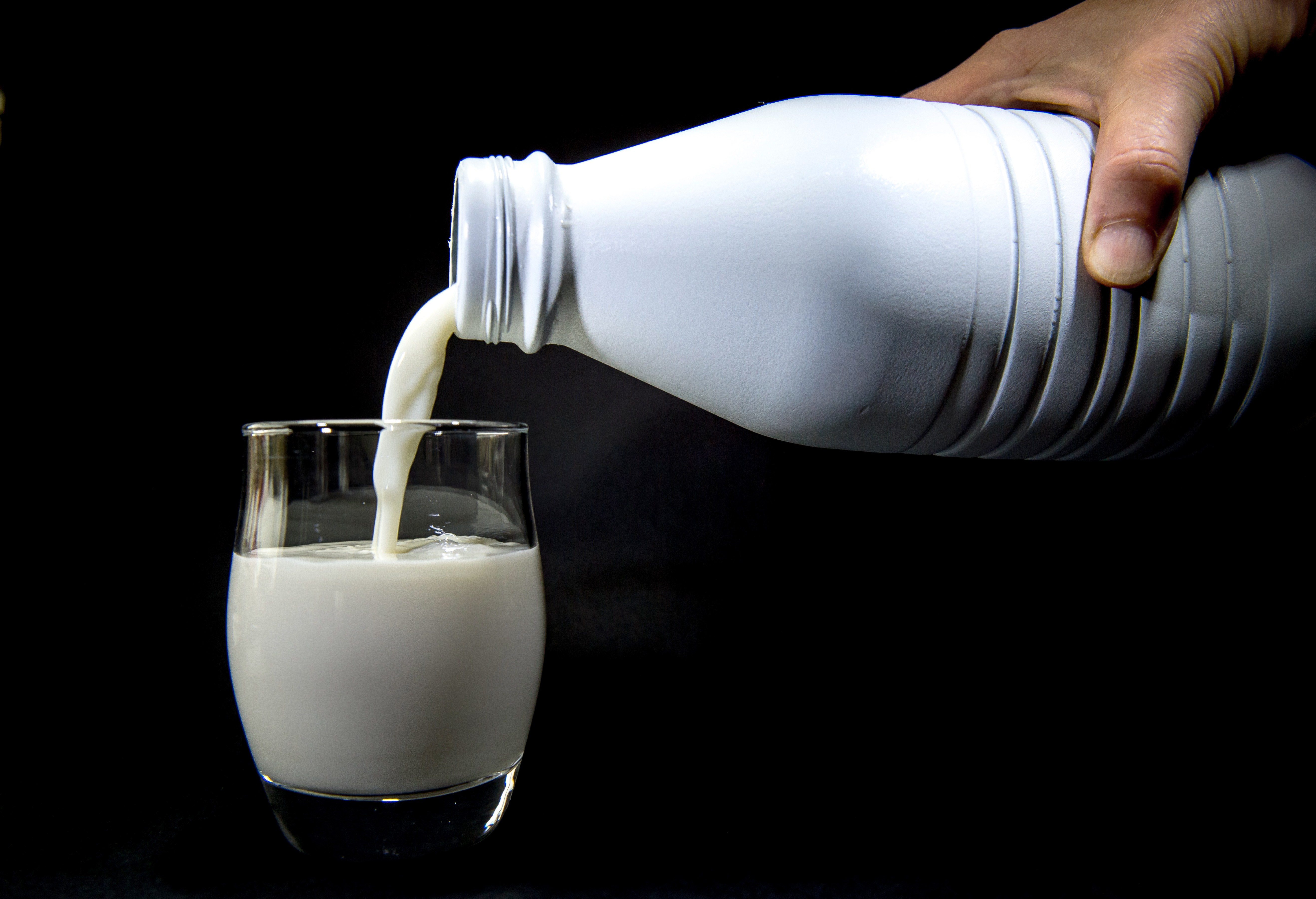 Невкусное молоко. Молоко. Молоко наливают. Молочная продукция. Налей молоко.