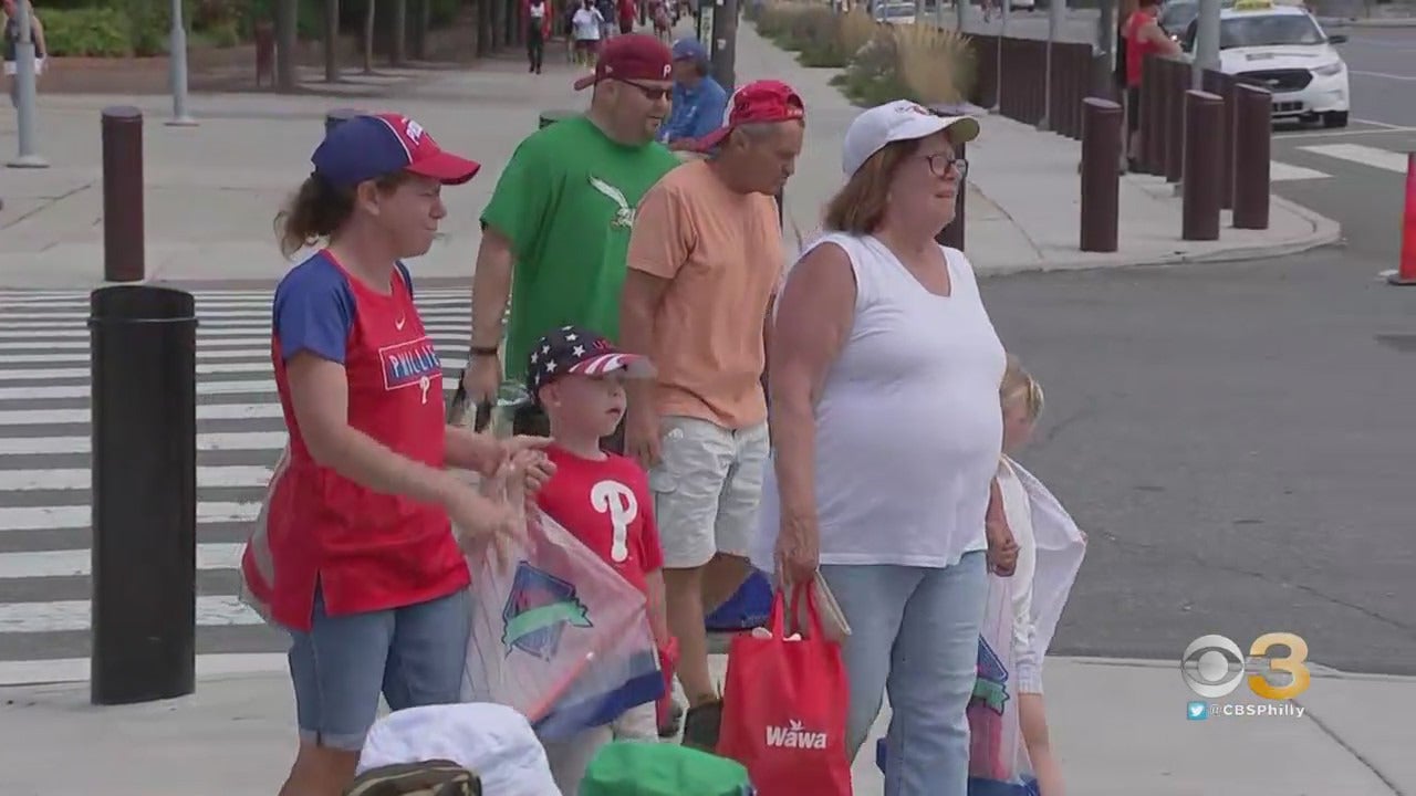 Rain or shine, Phillies fans head to Citizens Bank Park despite weather and  delay – NBC10 Philadelphia