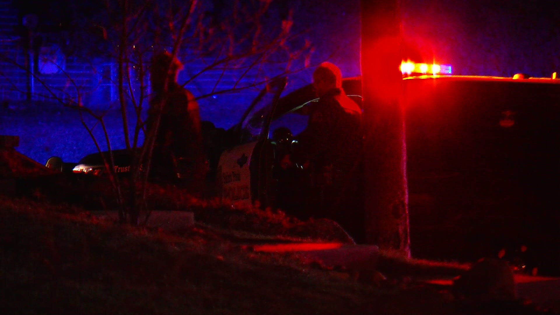 сотрудница полиции. полицейская машина ночью. менты в доме. полиция ночью пришла. полиция ночью.