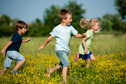 kids-running-spring