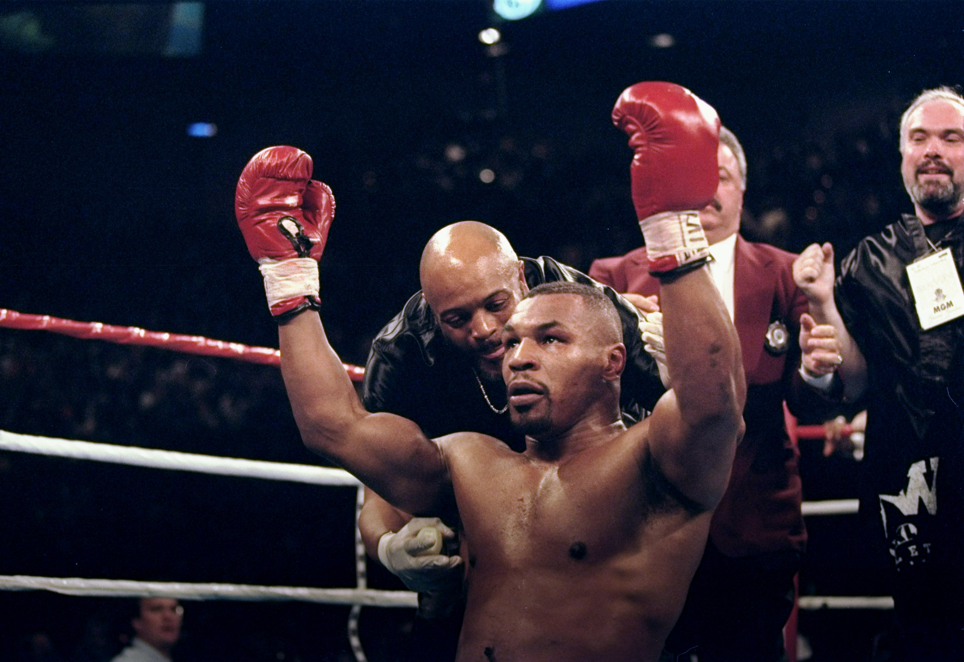Бой тайсона с блогером. Майк Тайсон на ринге. Mike Tyson 1996. Mike Tyson 1998. Майк Тайсон фото.