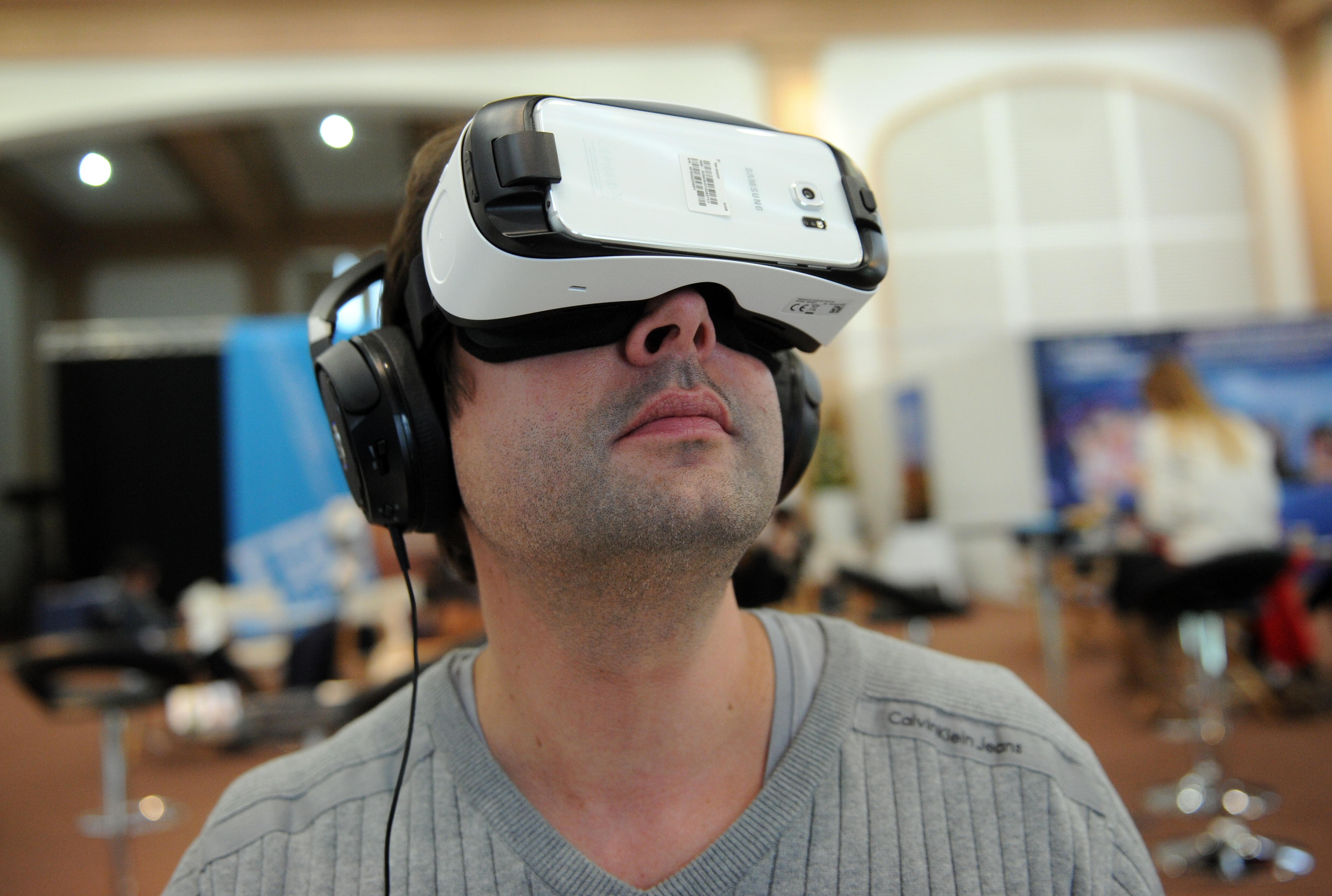 Очки реальной жизни. Человек в очках виртуальной реальности. Виртуальная реальность буря. Аэр виртуальная реальность. Виртуальная реальность кат вивр.