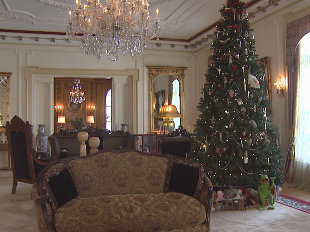 The Colorado Governor's Mansion during the holidays (credit: CBS)