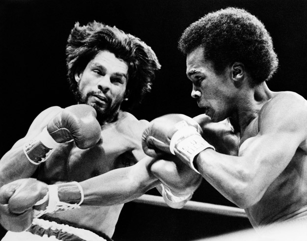 US boxer Sugar Ray Leonard (R) and Panamanian boxer Roberto Duran (G) fight.