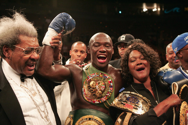 Antonio Tarver, his mother Gwendolyn Tarver and Don King celebrate the victory over Roy Jones Jr.